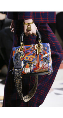 Details Christian Dior , Details Dior Fall 2018 Ready-to-Wear , Детали показа Кристиан Диор , Детали показа Диор осень зима 2018 , Fashion show , неделя моды в Париже , PFW , Мария Грация Кьюри , Mainstyles